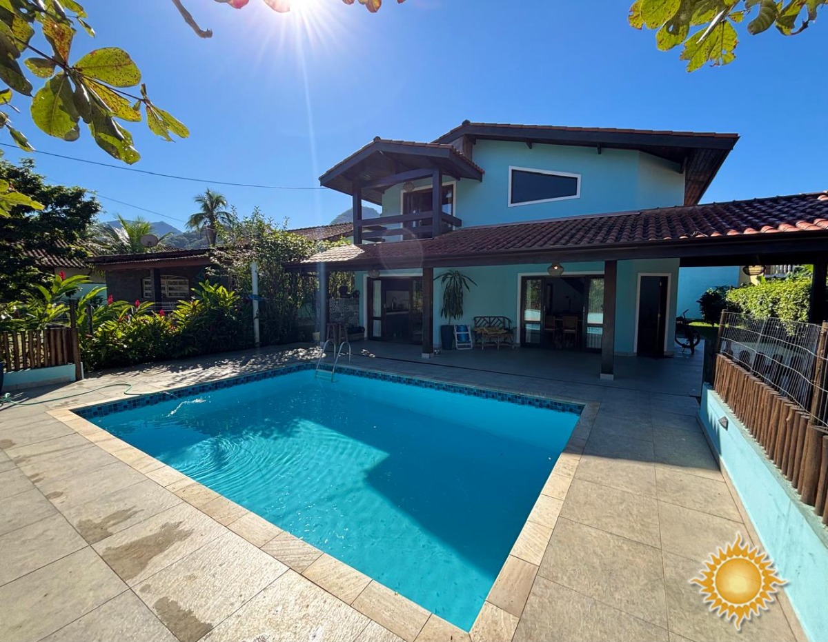 Linda Casa com 4 Suites, 02 Salas Amplas com Pé Direito Alto, Jardim e Piscina !!!