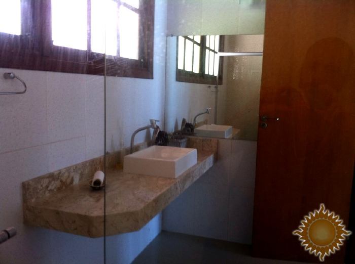 Linda casa pé na areia casa principal mais três chalés, Praia do Engenho aceita permuta !!!