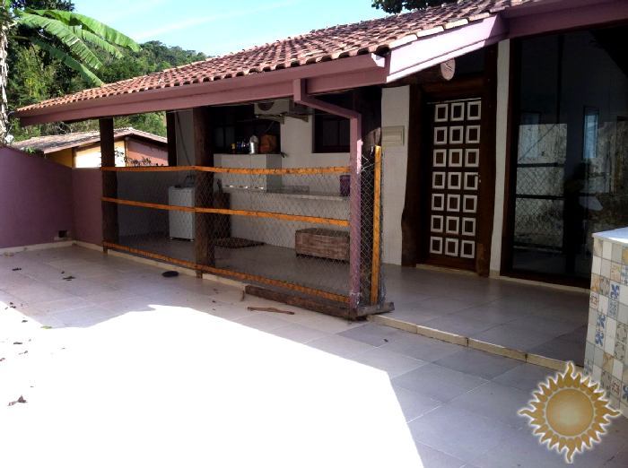 Linda casa pé na areia casa principal mais três chalés, Praia do Engenho aceita permuta !!!