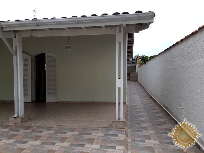 Ótima localização ! Casa com 03 dormitórios amplos, 02 banheiros !!!
