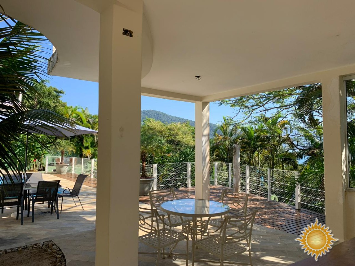 Excelente localização casa alto padrão de frente ao mar com 