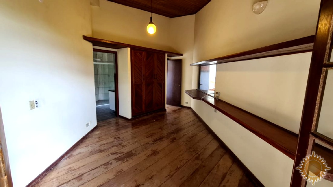 Ótima casa com 04 dorms, sendo 02 suítes, sala 02 ambientes !!!