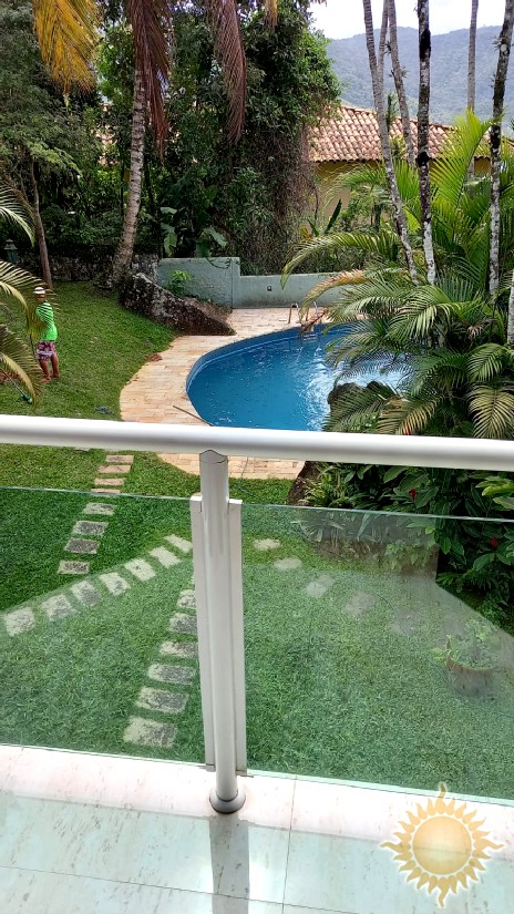 Linda casa em Condomínio Fechado com 06 suítes, salas amplas, com piscina !!!