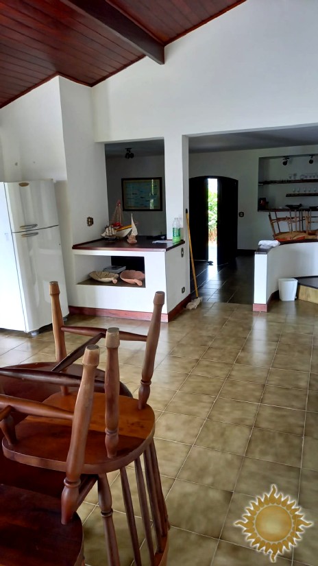 Linda casa em Condomínio Fechado com 06 suítes, salas amplas, com piscina !!!
