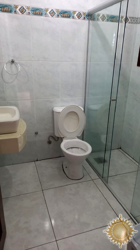 Linda casa em Condomínio Fechado com 06 suítes, salas amplas, com piscina !!!