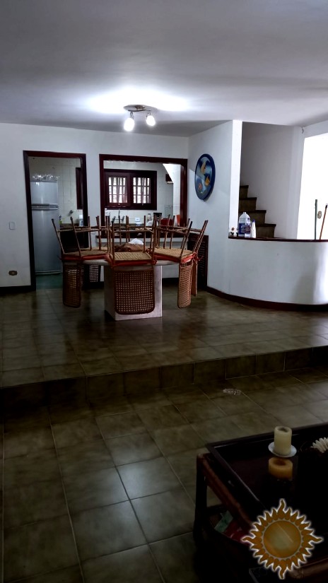 Linda casa em Condomínio Fechado com 06 suítes, salas amplas, com piscina !!!