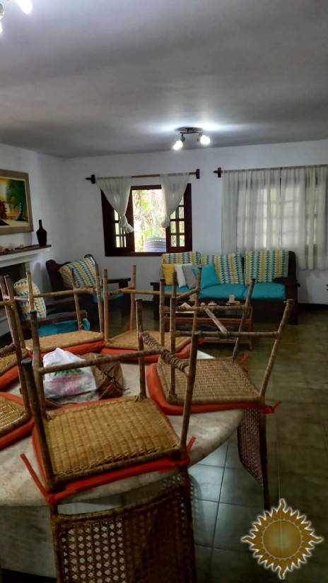 Linda casa em Condomínio Fechado com 06 suítes, salas amplas, com piscina !!!