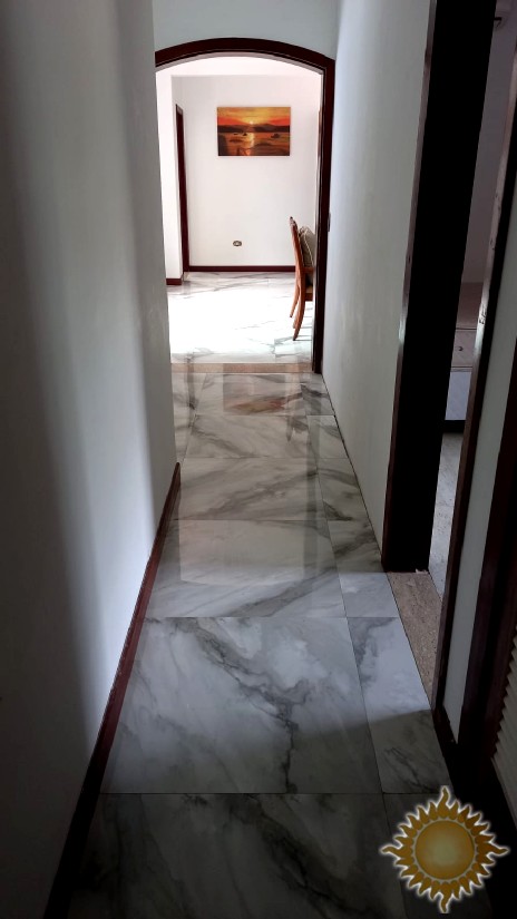 Linda casa em Condomínio Fechado com 06 suítes, salas amplas, com piscina !!!
