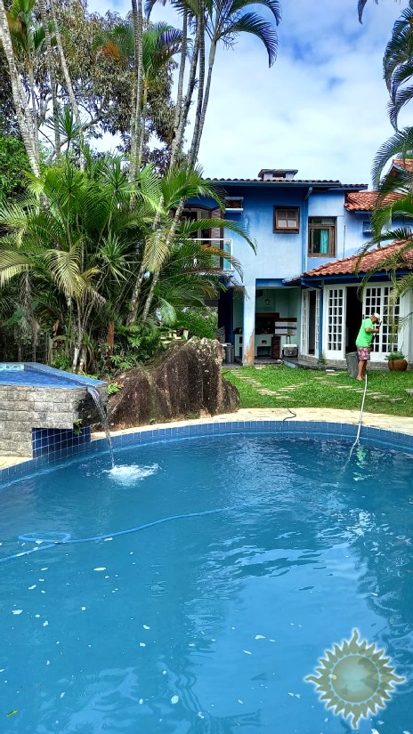 Linda casa em Condomínio Fechado com 06 suítes, salas amplas, com piscina !!!