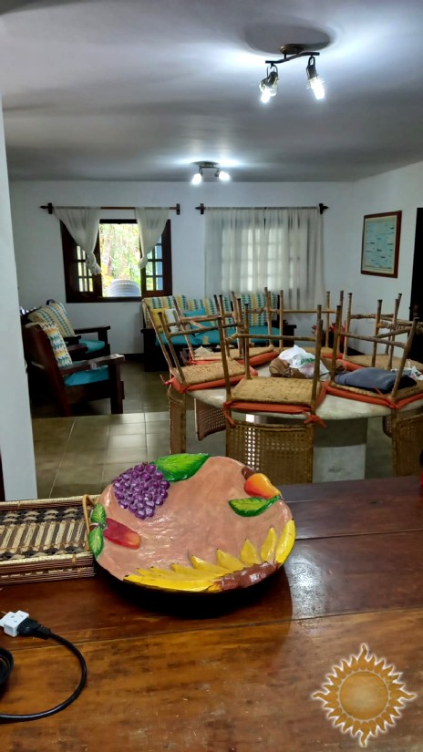 Linda casa em Condomínio Fechado com 06 suítes, salas amplas, com piscina !!!