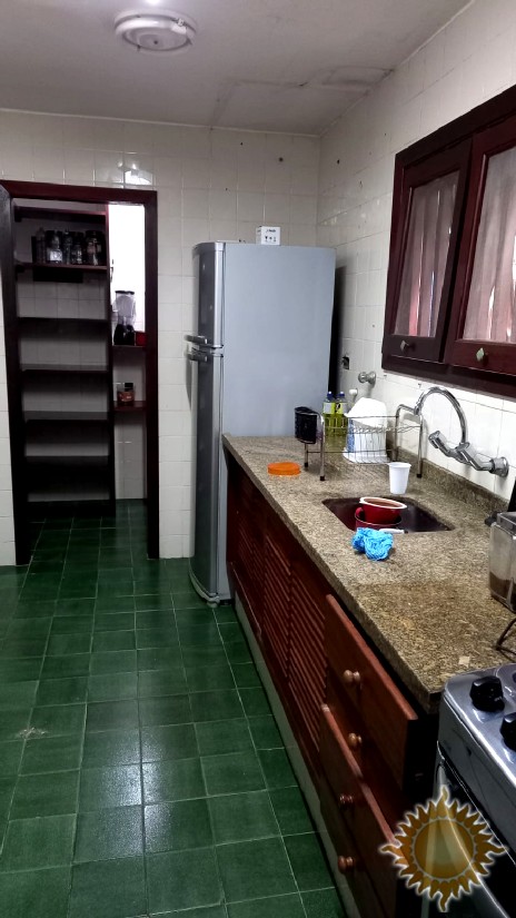 Linda casa em Condomínio Fechado com 06 suítes, salas amplas, com piscina !!!