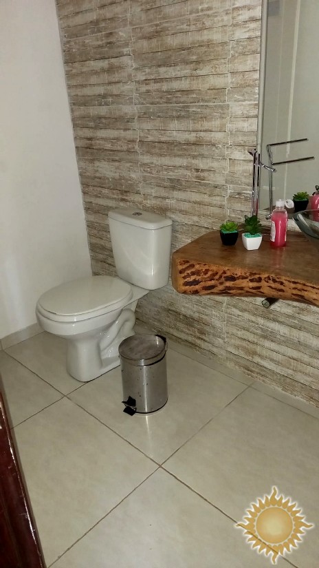 Linda casa em Condomínio Fechado com 06 suítes, salas amplas, com piscina !!!