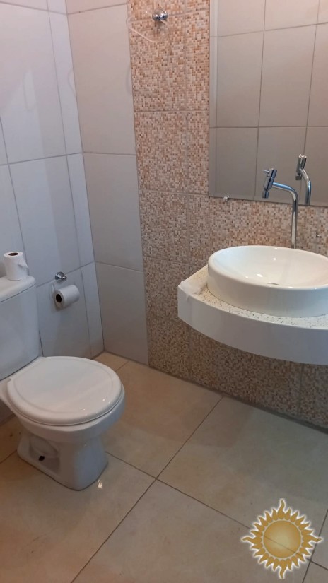 Linda casa em Condomínio Fechado com 06 suítes, salas amplas, com piscina !!!