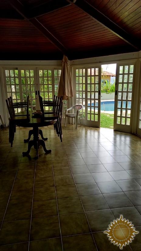 Linda casa em Condomínio Fechado com 06 suítes, salas amplas, com piscina !!!