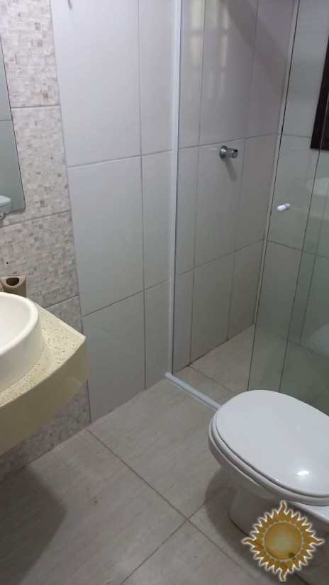 Linda casa em Condomínio Fechado com 06 suítes, salas amplas, com piscina !!!