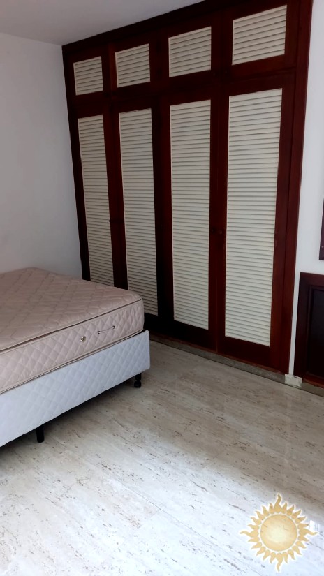 Linda casa em Condomínio Fechado com 06 suítes, salas amplas, com piscina !!!