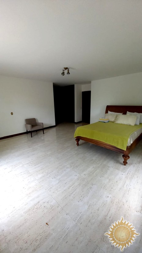 Linda casa em Condomínio Fechado com 06 suítes, salas amplas, com piscina !!!