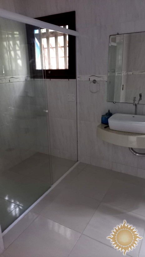 Linda casa em Condomínio Fechado com 06 suítes, salas amplas, com piscina !!!