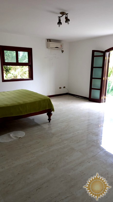 Linda casa em Condomínio Fechado com 06 suítes, salas amplas, com piscina !!!