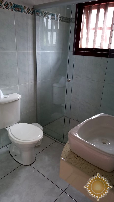 Linda casa em Condomínio Fechado com 06 suítes, salas amplas, com piscina !!!