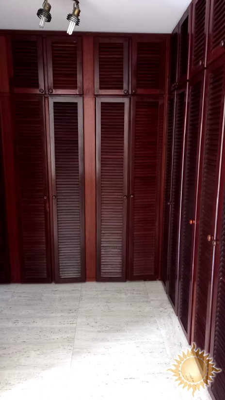 Linda casa em Condomínio Fechado com 06 suítes, salas amplas, com piscina !!!