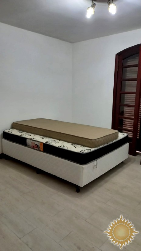Linda casa em Condomínio Fechado com 06 suítes, salas amplas, com piscina !!!