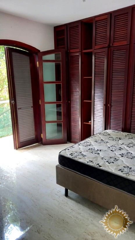 Linda casa em Condomínio Fechado com 06 suítes, salas amplas, com piscina !!!