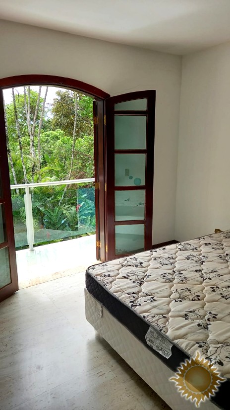 Linda casa em Condomínio Fechado com 06 suítes, salas amplas, com piscina !!!