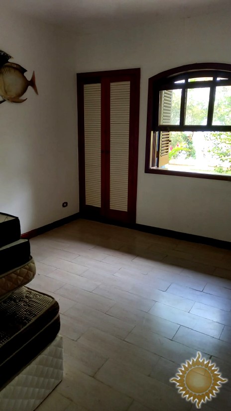Linda casa em Condomínio Fechado com 06 suítes, salas amplas, com piscina !!!
