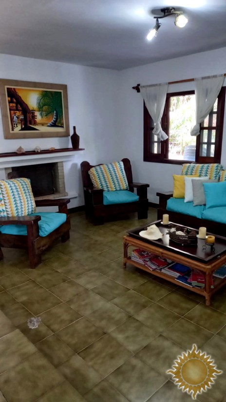 Linda casa em Condomínio Fechado com 06 suítes, salas amplas, com piscina !!!