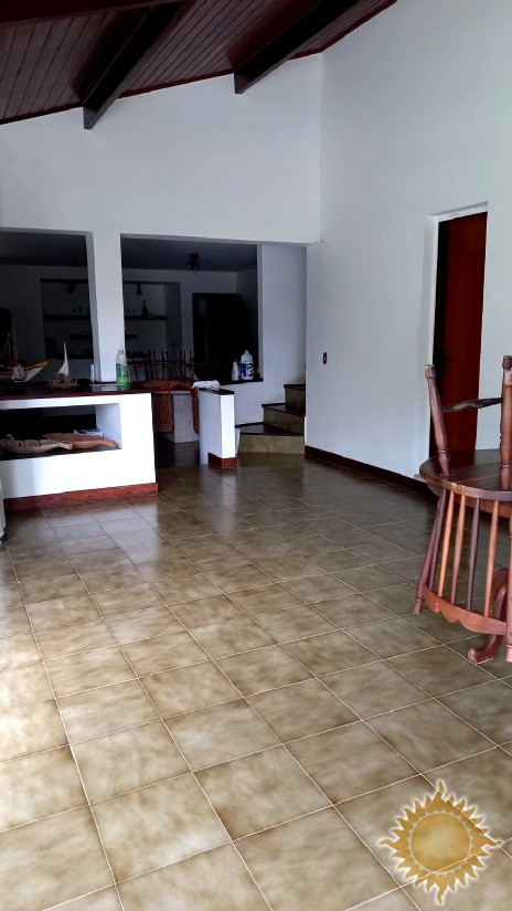 Linda casa em Condomínio Fechado com 06 suítes, salas amplas, com piscina !!!