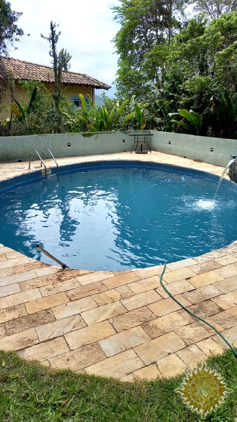 Linda Casa em Condomínio Fechado com 06 Suítes, Salas Amplas, com Piscina !!!