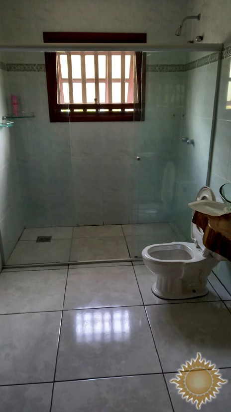 Linda casa em Condomínio Fechado com 06 suítes, salas amplas, com piscina !!!