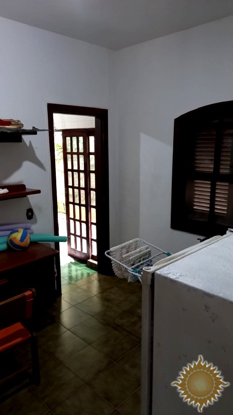 Linda casa em Condomínio Fechado com 06 suítes, salas amplas, com piscina !!!