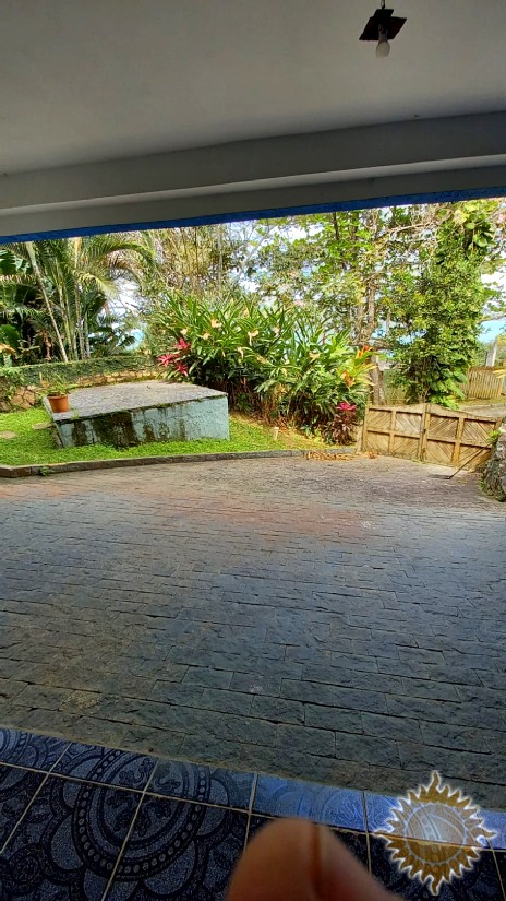 Linda casa em Condomínio Fechado com 06 suítes, salas amplas, com piscina !!!