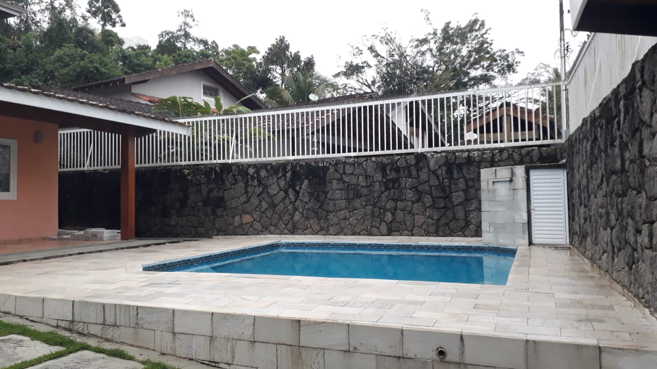 Linda Casa com 03 Amplas Suítes com Piscina !!!