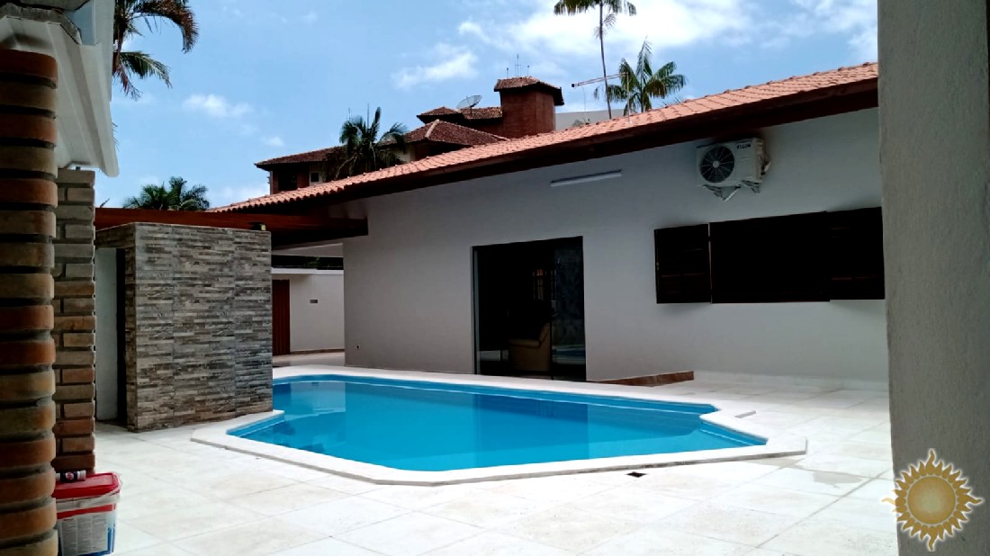 Ótima Localização Casa Térrea com 05 Suítes Próxima da Praia !!!