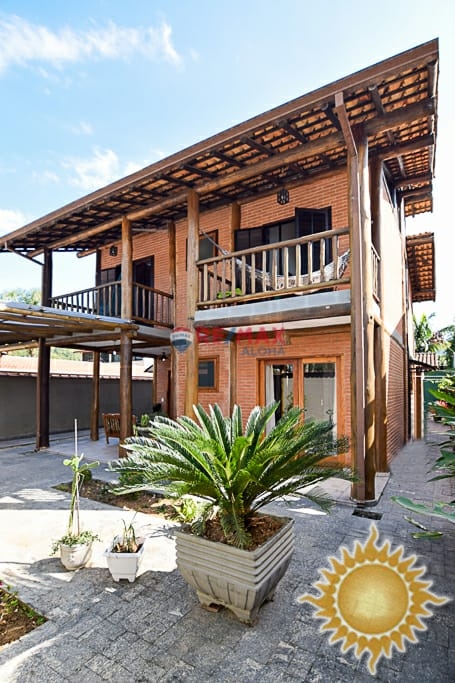Linda Casa com 04 Dormitórios, 01 Suíte, 04 Vaga de Garagem !!!