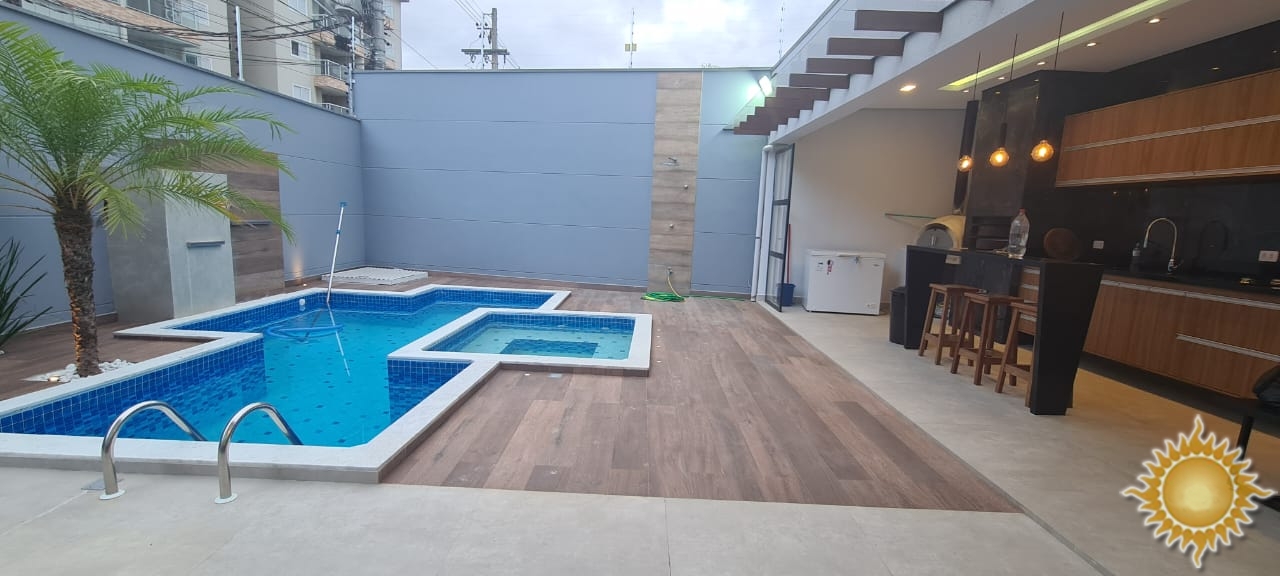 Linda Casa com 5 Dorms Amplos Sendo 04 Suítes, Piscina, Hidromassagem Mais Espaço Gourmet !!!
