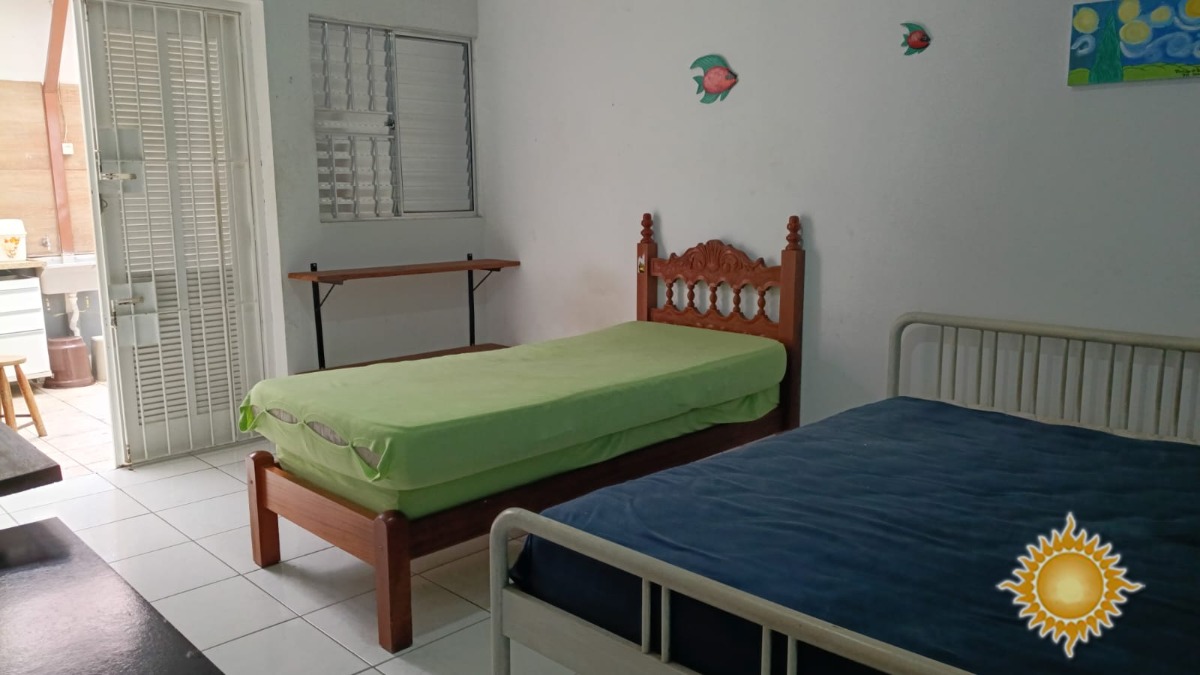 Casa geminada com 02 dorms sendo 01 suíte, com edícula !!!