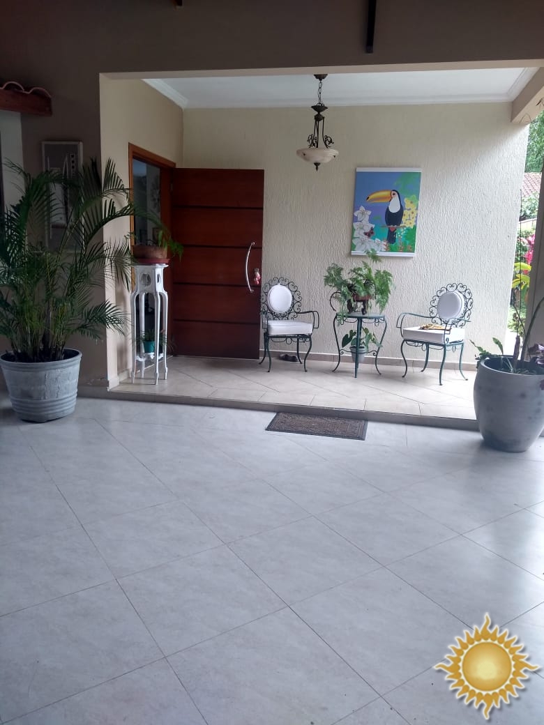Linda Casa com 03 Amplos Dormitórios, Sendo 01 Suíte, Piscina e Espaço Gourmet !!!