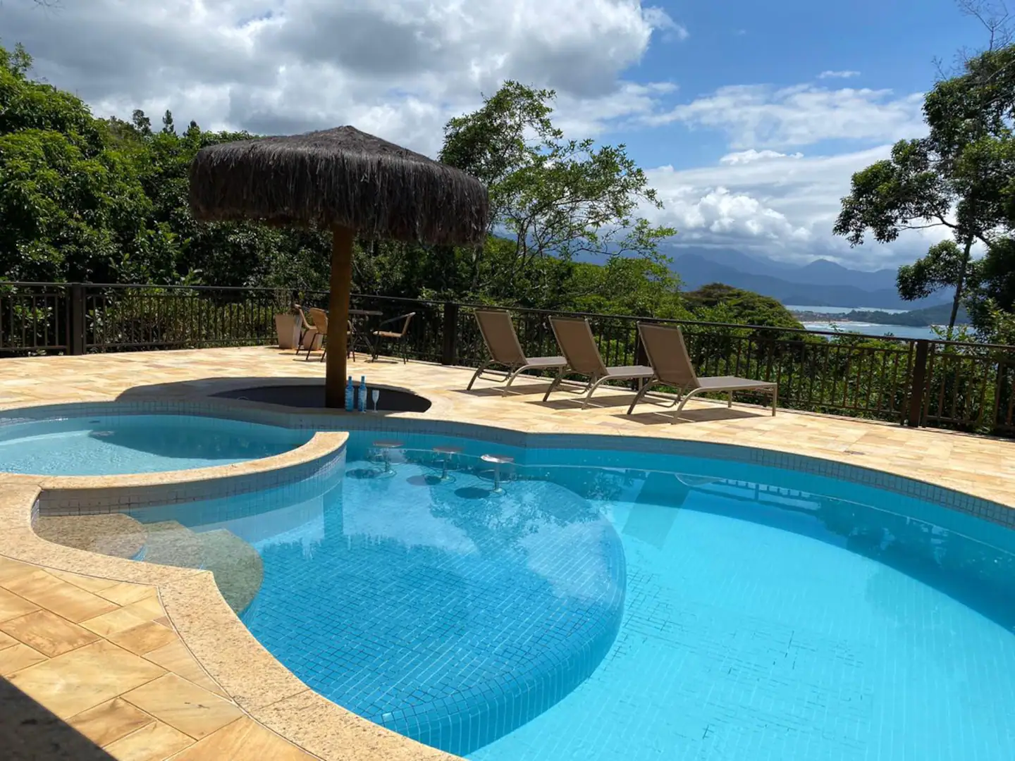 Excelente Casa em Condomínio Fechado !!!