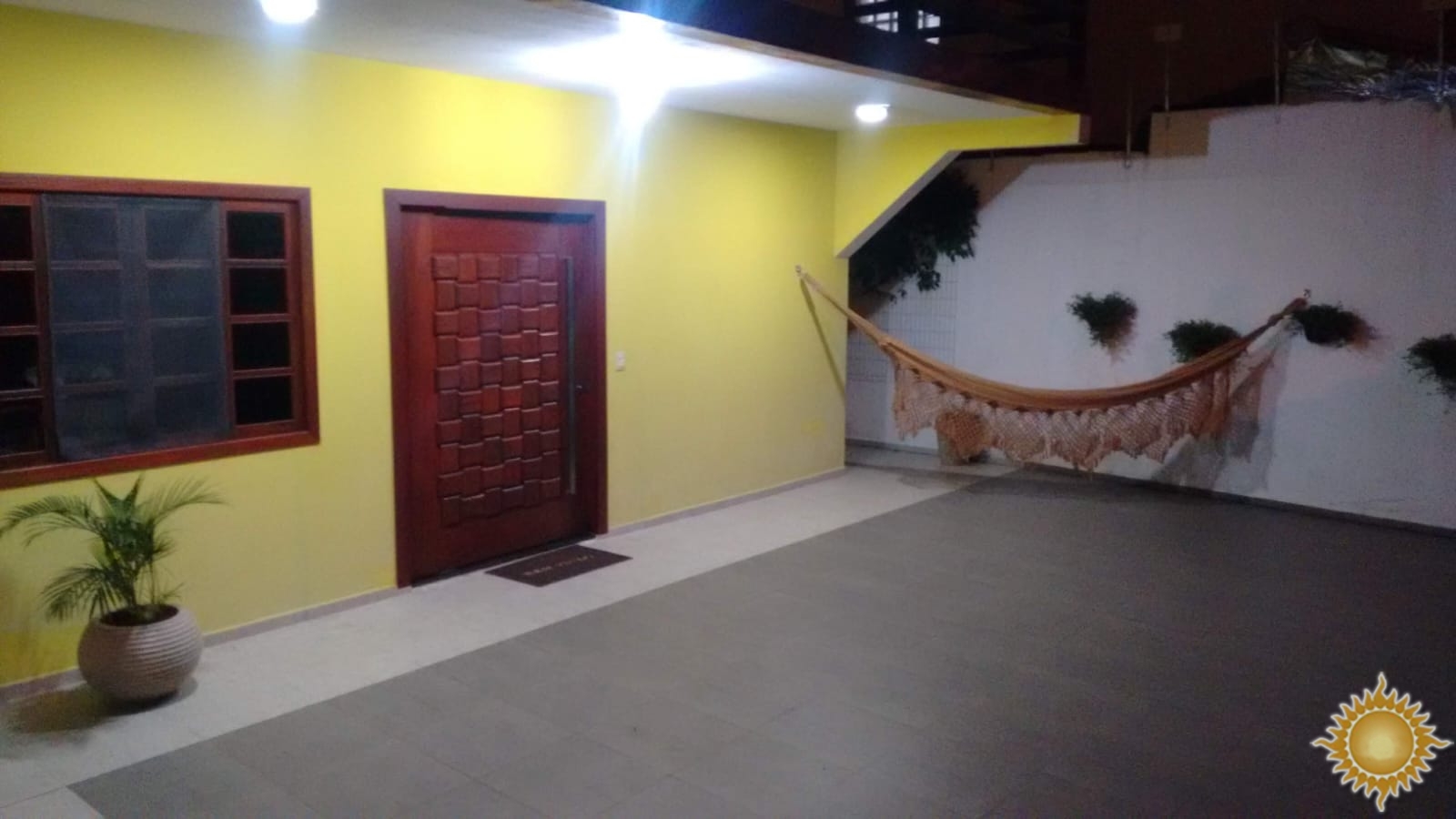 Lindo Sobrado com 02 Suítes , 01 Delas com Sacada, em Localização Privilegiada No Itaguá !!!