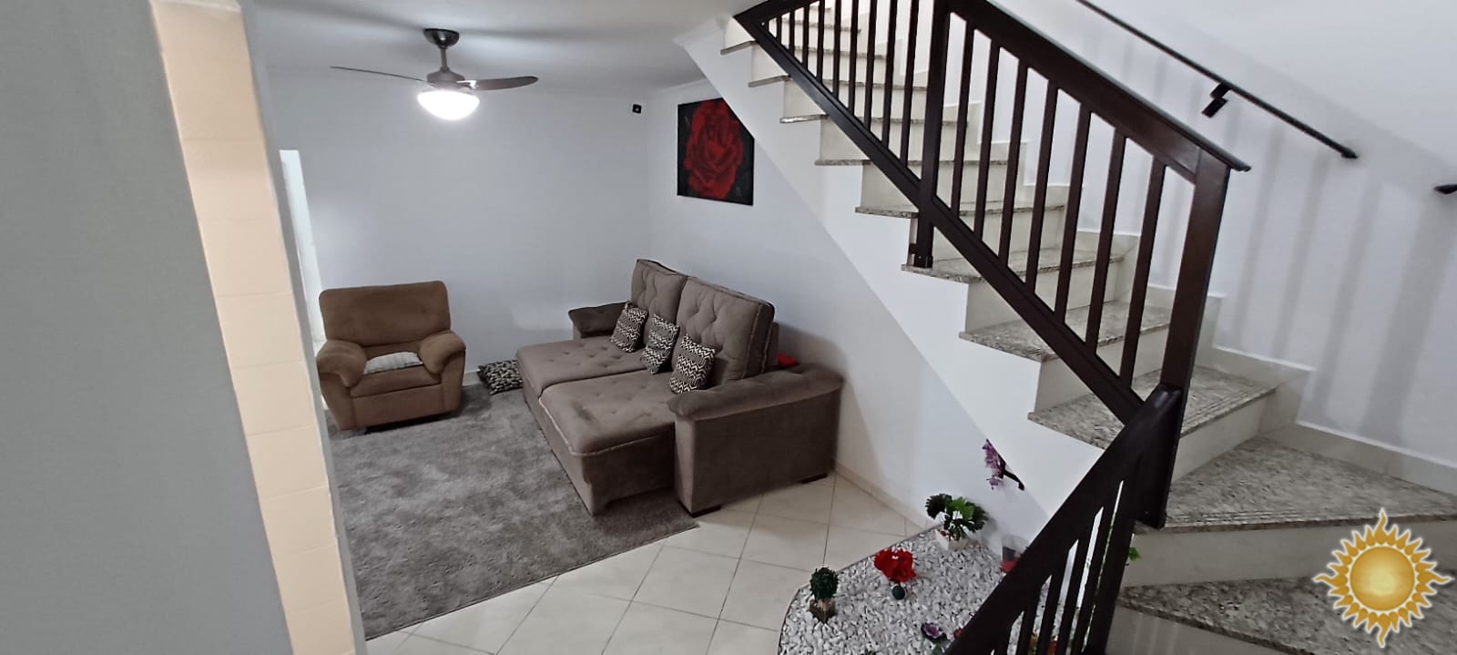 Ótima Casa com Duas Suítes com Sacada e Garagem Pra 02 Carros !!!