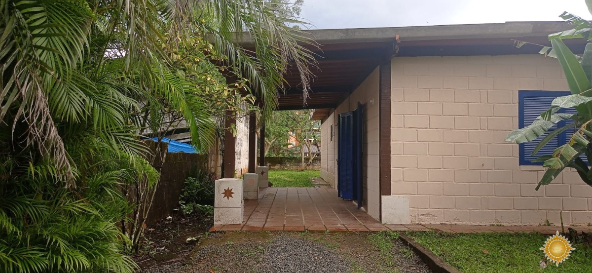 Casa com 03 Dorms, 01 Suíte, a 10 Quadras da Praia !!!