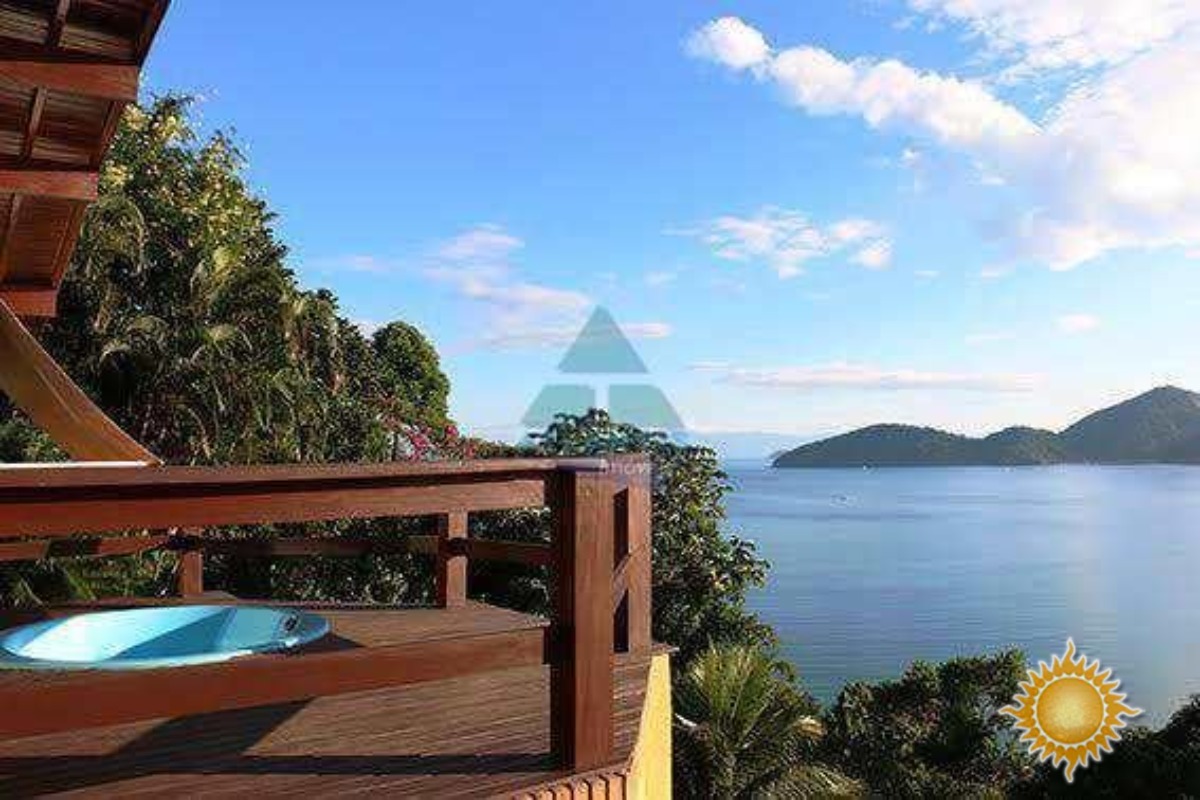 Linda Casa com Vista Mar, com 4 Dorms, Sendo 2 Suítes, com Piscina, Churrasqueira e Forno !!!