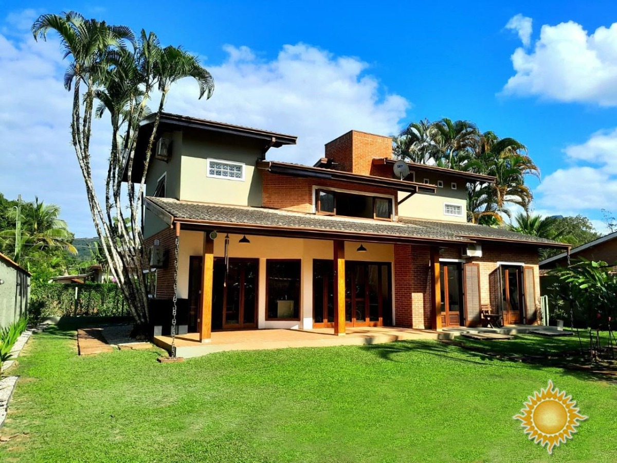 Linda Casa com 5 Dorms, Sendo 3 Suítes, a 300 Mts da Praia !!!