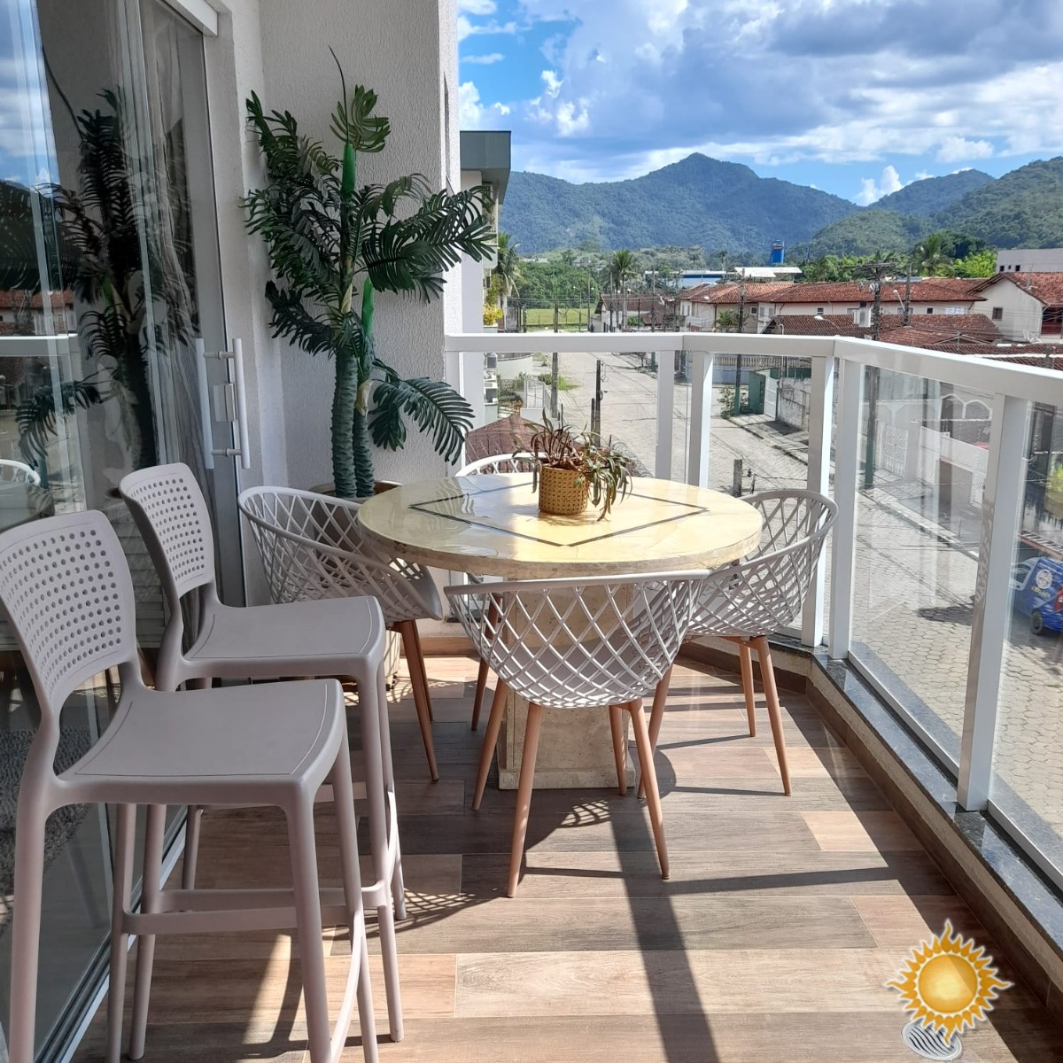 Ótimo Apto com 02 Dorms, 01 Suíte, Varanda Gourmet, Aceita Permuta com Apto de Menor Valor em Ubatuba !!!