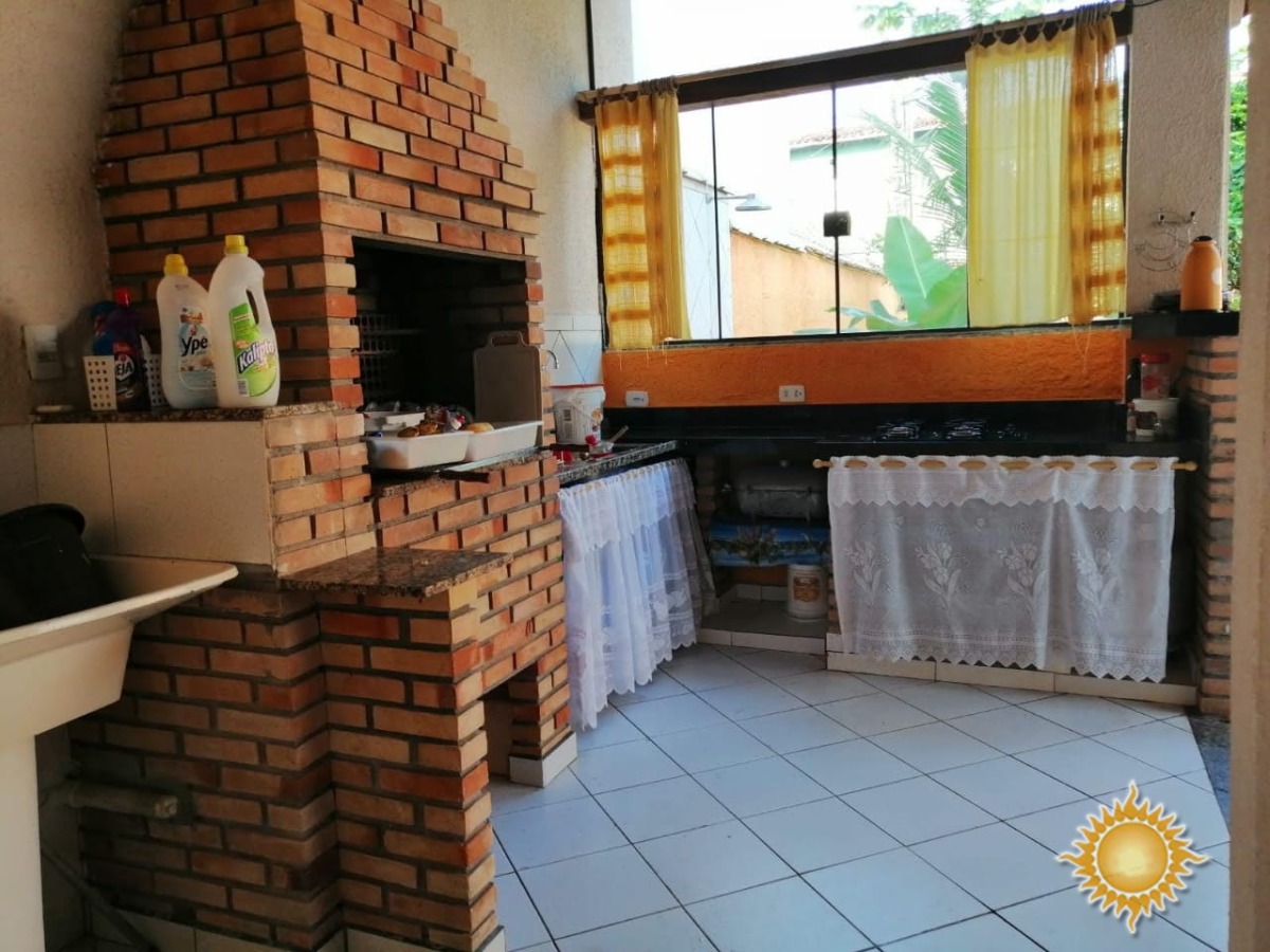 Ótima localização casa ampla com 03 dorms, 01 suíte, varanda gourmet, próximo da praia !!!