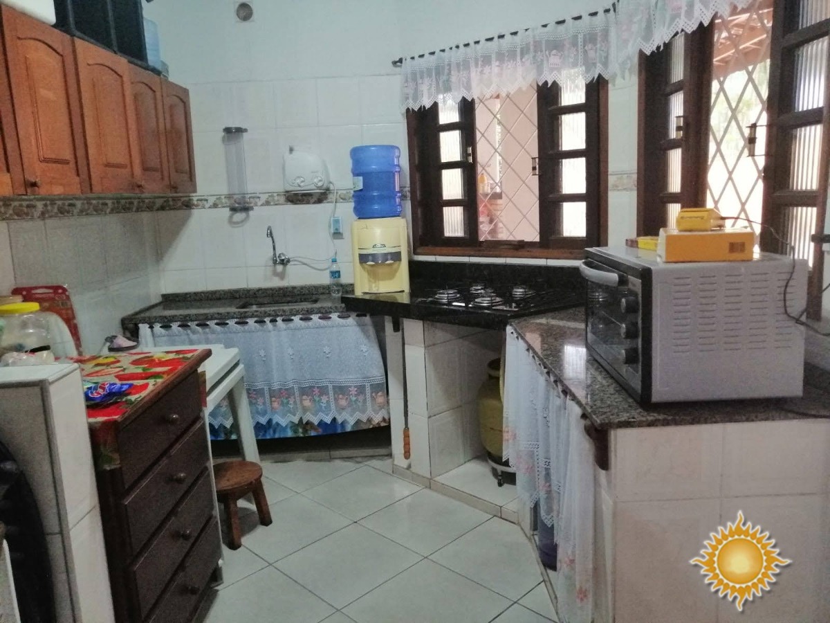 Ótima localização casa ampla com 03 dorms, 01 suíte, varanda gourmet, próximo da praia !!!